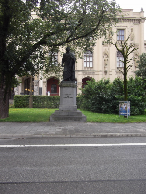 Schelling-Denkmal vor dem Museum der 5 Kontinente in München